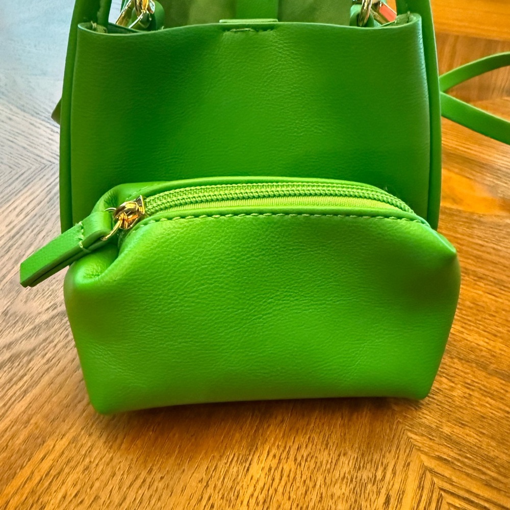 Chic Green Handbag - Picture 2 of 4